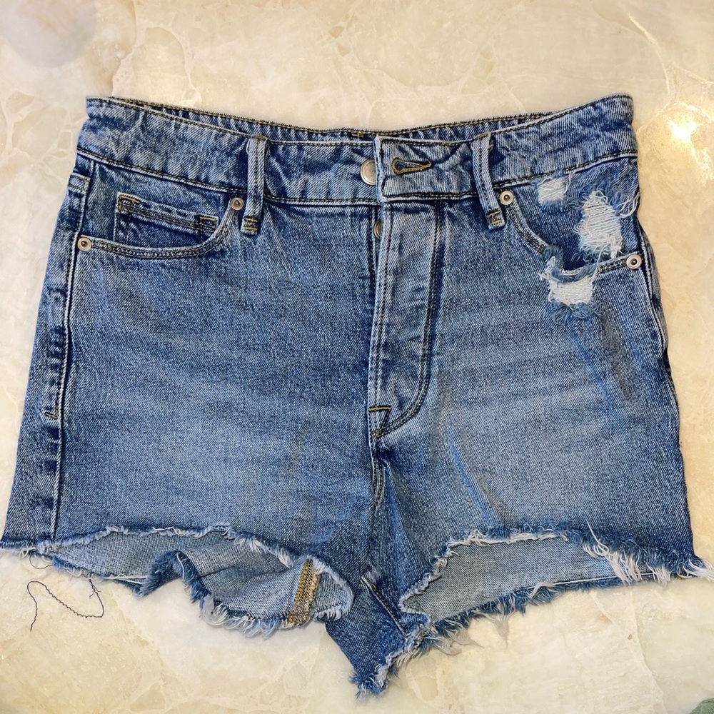 Good American Distressed Raw Hem Denim Shorts Size 4 / 27